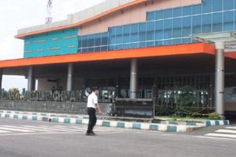 Suasana Bandara Abdulrachman Saleh, Malang, tampak sepi karena berlanjutnya penutupan bandara akibat terpapar abu vulkanik Gunung Bromo, Kamis (14/1). 