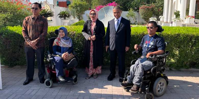 Momen ketika pasangan disabilitas asal Indonesia Faisal Rusdi dan Cucu Saidah berfoto bersama Duta Besar Republik Indonesia di Qatar, Ridwan Hassan, Rabu (14/12/2022).