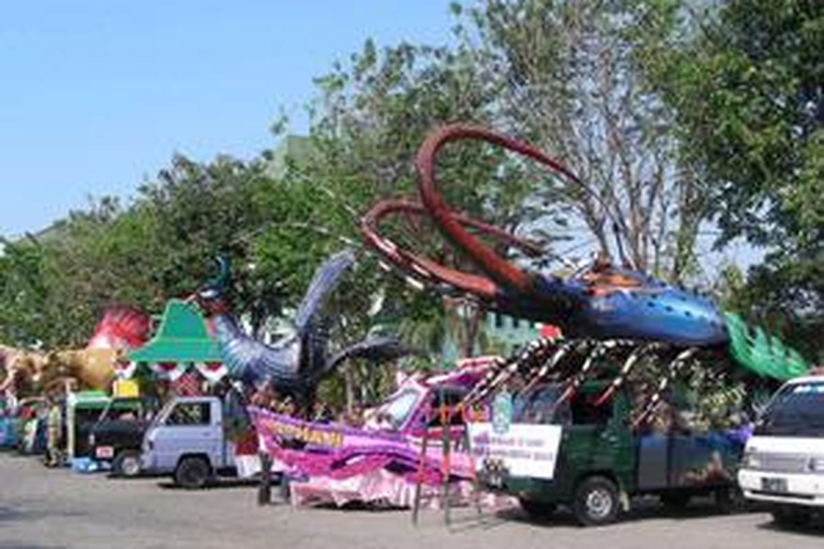 Sebanyak 125 mobil hias menyemarakkan pawai karnaval pembangunan di Kabupaten Gresik Kamis (14/8).