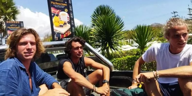 Tiga orang wisatawan asal Prancis tiba di Labuan Bajo dan diantar ke hotel menggunakan mobil dinas milik Pemkab Manggarai Barat, NTT, Selasa (2/8/2022). Mereka berkata akan mengunjungi Pulau Rinca selama berwisata di Labuan Bajo