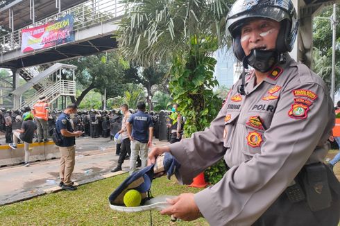 Polisi Temukan Bola Kasti Diduga Berisi Cairan Kimia Saat Demo Berujung Rusuh