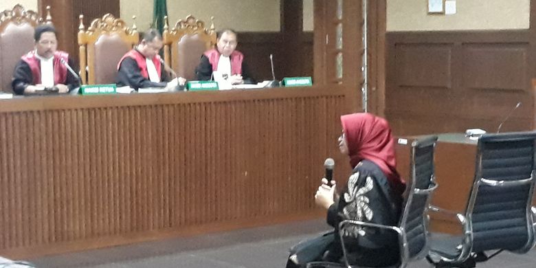 Mantan Wakil Ketua Komisi VII DPR, Eni Maulani Saragih duduk di kursi terdakwa di Pengadilan Tipikor Jakarta, Selasa (22/1/2019).