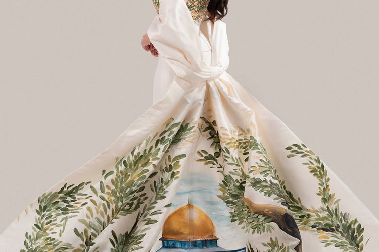Gaun Nadeen Ayoub, Miss Universe Palestina 2025 penuh dengan makna. Memadukan tatreez hingga lukisan Masjid Al-Aqsa dan Gereja Makam Kudus.

