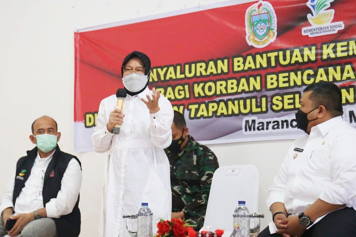 Menteri Sosial (Mensos) Tri Rismaharini saat menyampaikan sambutan di Aula Kantor Kecamatan Marancar, Kabupaten Tapanuli Selatan, Provinsi Sumatera Utara (Sumut) pada Rabu (19/5/2021).