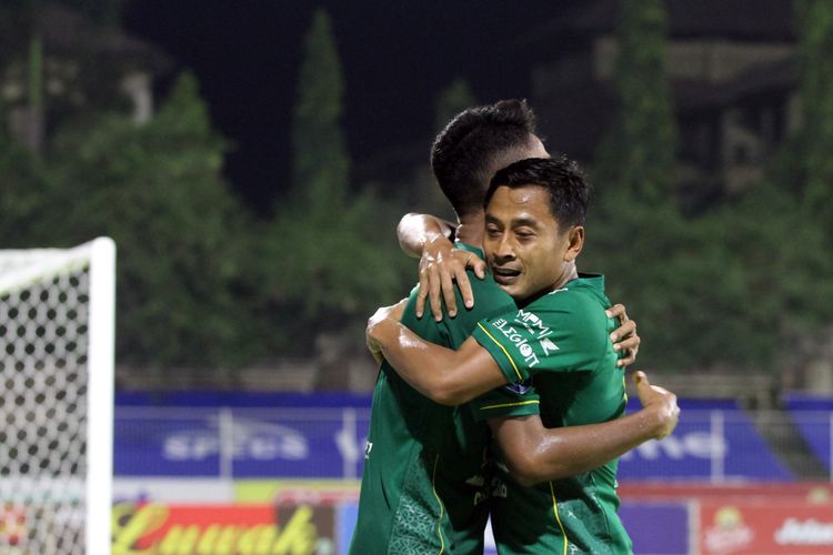 Pemain senior Persebaya Surabaya Samsul Arif memeluk Marselino Ferdinan yang baru mencetak gol ke gawang PSM Makassar pada pertandingan pekan 19 Liga 1 2021-2022 yang berakhir dengan skor 2-1 di Stadion I Gusti Ngurah Rai Denpasar, Jumat (14/1/2021) malam.