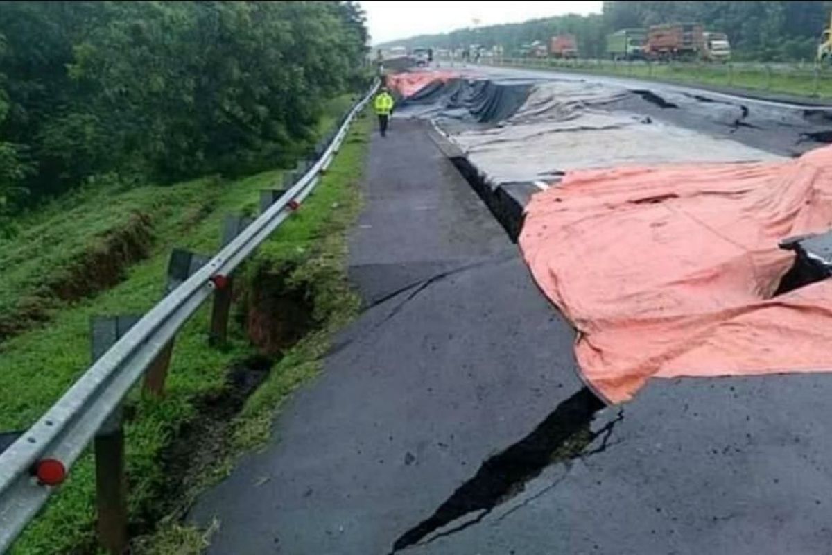 Kementerian PUPR bersama Astra Tol Cipali selaku Badan Usaha Jalan Tol (BUJT) tengah melakukan sejumlah penanganan guna mempercepat pemulihan kondisi jalan Tol Cipali KM 122.