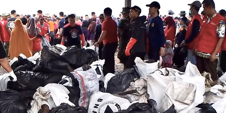 Tumpukan karung berisi sampah hasil bersih-bersih Pantai Sukaraja, Bandar Lampung, Senin (10/7/2023).
