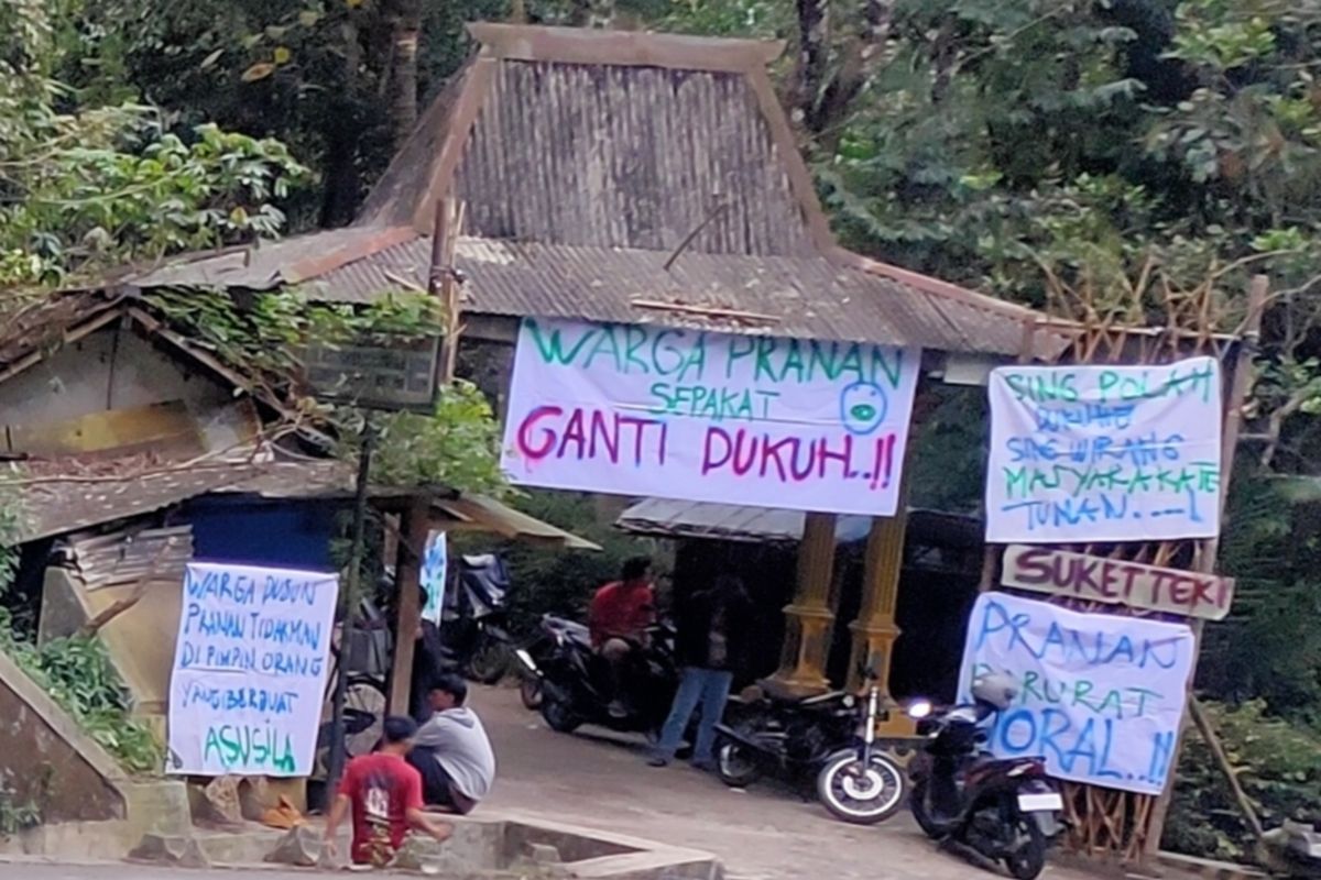 Warga memasang spanduk dan tulisan berada protes atas dugaan selingkuh sang kepala dusun di Pedukuhan Pranan, Kalurahan Banjaroya, Kapanewon Kalibawang, Kabupaten Kulon Progo, Daerah Istimewa Yogyakarta. Warga tuntut kepala dusun mundur.
