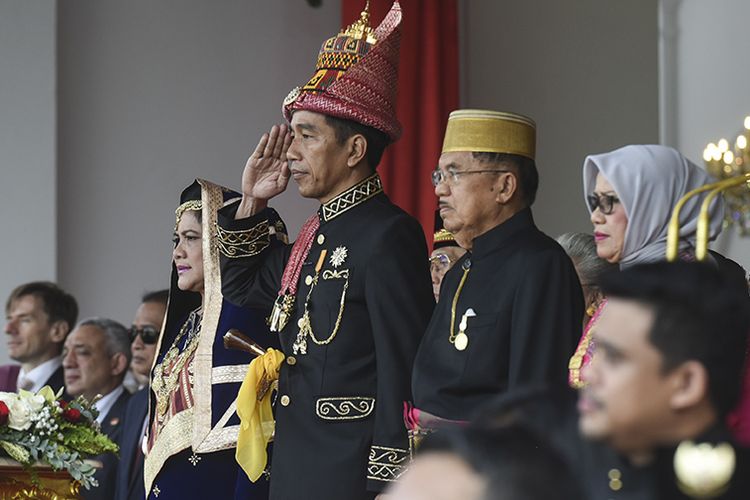 Presiden Joko Widodo (kedua kiri) bersama Wakil Presiden Jusuf Kalla (kedua kanan) mengikuti Upacara Peringatan Hari Ulang Tahun Ke-73 Kemerdekaan Republik Indonesia di Istana Merdeka, Jakarta, Jumat (17/8/2018). Peringatan HUT RI tahun ini mengangkat tema Kerja Kita Prestasi Bangsa, ditandai dengan upacara penaikan dan penurunan bendera merah putih serta penampilan sejumlah pertunjukan seni dan budaya dari penjuru Indonesia.