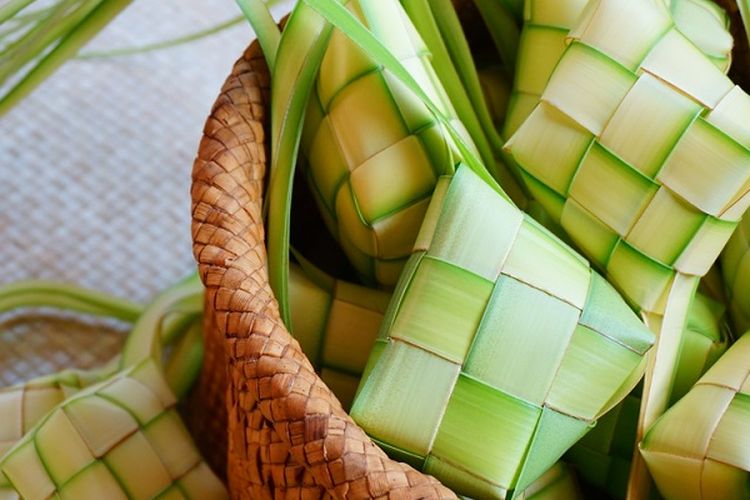 Ketupat adalah hidangan khas pada Hari Raya Lebaran di Indonesia