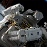 Astronot Tak Sengaja Jatuhkan Tas Peralatan Saat Spacewalk