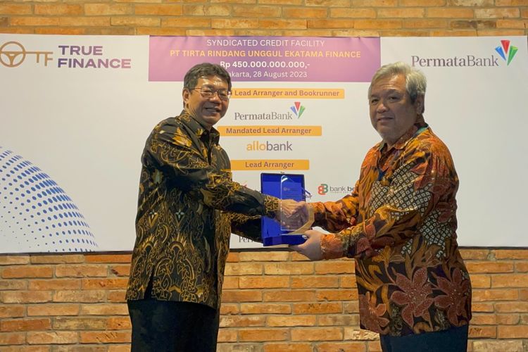 Direktur Utama PT. Tirta Rindang Unggul Ekatama Finance (TRUE Finance) Ronny Effendy (kiri), berjabat tangan dengan Head Corporate Group 6 PT. Bank Permata, Tbk Ade Purnama (kanan), Usai melaksanakan penandatanganan Perjanjian Kredit Sindikasi yang dilakukan hari Senin, 28 Agustus 2023 di Jakarta. PT. Bank Permata TBK menjadi Mandated Lead Arranger and Bookrunner (MLAB) dalam pembentukan Fasilitas Kredit Sindikasi yang diberikan kepada PT Tirta Rindang Unggul Ekatama Finance (?TRUE Finance?) bersama dengan lima bank lainnya, senilai maksimum Rp 450 miliar.