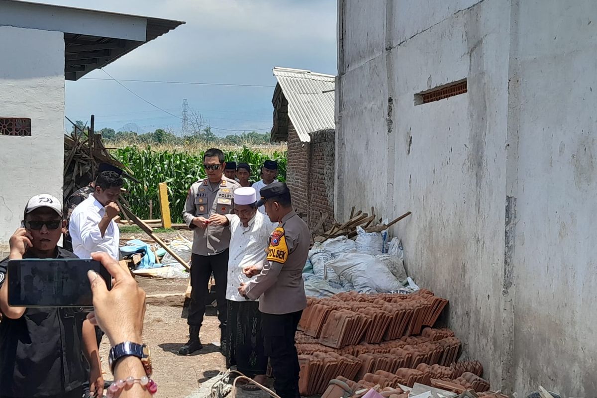 Foto: Sisa bangunan ambruk di asrama putri Ponpes Salafiah Syafi'iyah Syekh Abdul Qodir Al Jailani.