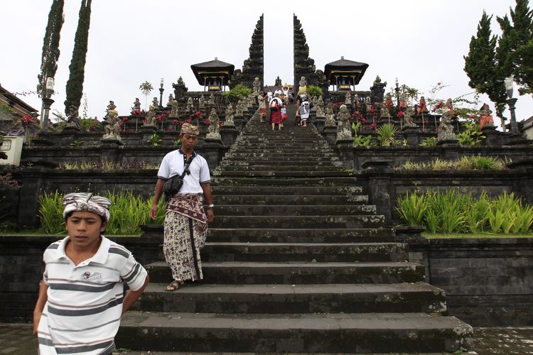 Umat Hindu usai sembahyang di Pura Besakih, Kecamatan Rendang, Karangasem, Bali, Rabu (5/10/2011). Pura terbesar di Bali yang mengalami perkembangan sejak masa pra-hindu, ini berorientasi ke Gunung Agung yang dianggap sebagai tempat tinggal para dewata. 