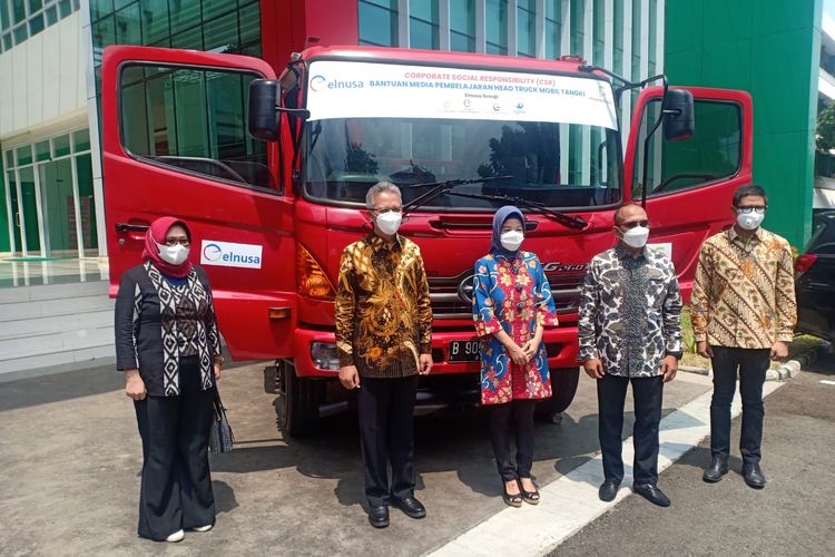 Penyerahan Hibah Head Truck PT Elnusa Petrofin kepada Universitas Negeri Jakarta (UNJ) di Aula Gedung UTC, Kampus A UNJ, Jakarta (04/09/2021).
