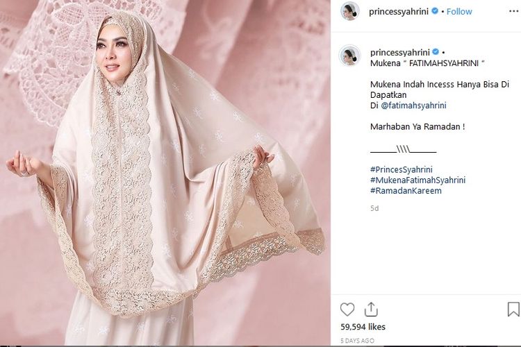 Penyanyi Syahrini mempromosikan mukena yang dinamainya Mukena Fatimah Syahrini di akun Instagramnya.