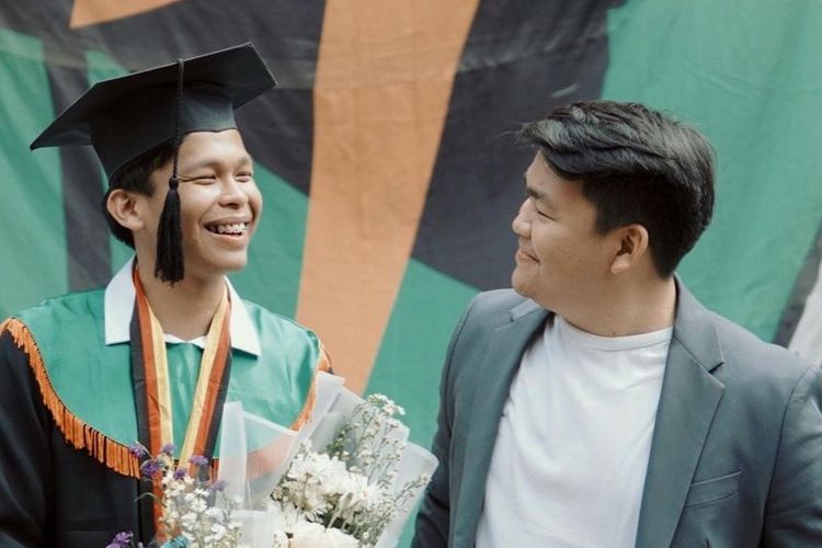 Teuku Rizky di acara wisuda adik bungsunya.