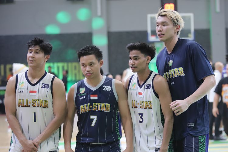 Para pemain Pelita Jaya Bakrie Jakarta (dari kiri ke kanan): Muhammad Arighi, Andakara Prastawa, Yesaya Saudale, Vincent Kosasih, saat tampil di All Star IBL 2023 di Knight Stadium, Semarang, Minggu (19/3/2023).