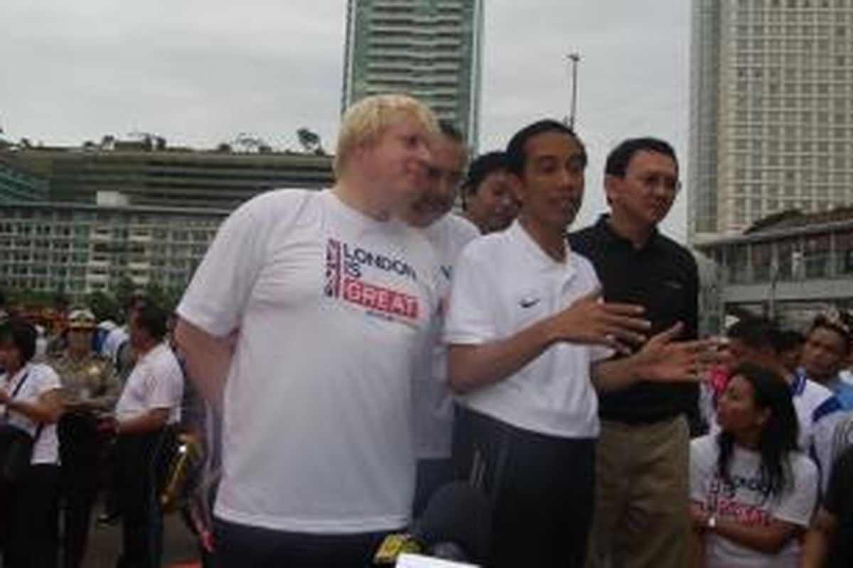 Presiden Joko Widodo (tengah), Wali Kota London Boris Johnson (kiri), dan Gubernur DKI Jakarta Basuki Tjahaja Purnama saat acara serah terima sepeda, di Bundaran HI, Jakarta, Minggu (30/11/2014)