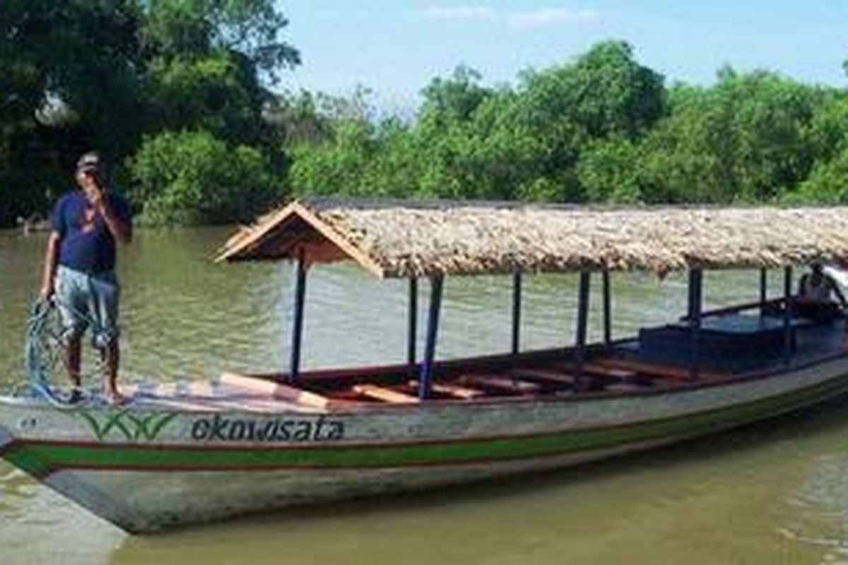 Perahu nelayan yang akan membawa pengunjung Wisata Anyar Mangrove Surabaya menelusuri hutan bakau.