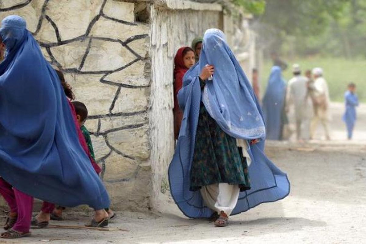 Perempuan mengenakan burka di Afganistan.