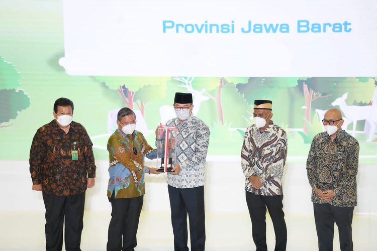 Gubernur Jawa Barat Ridwan Kamil saat menerima penghargaan Nirwasita Tantra dari Kementerian Lingkungan Hidup dan Kehutanan di Gedung Pusat Kehutanan Manggala Wanabakti, Jakarta Pusat, Rabu (20/7/2022).