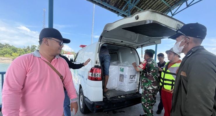 Di Belakangpadang, Logistik Pemilu Diangkut Ambulans hingga Truk Sampah
