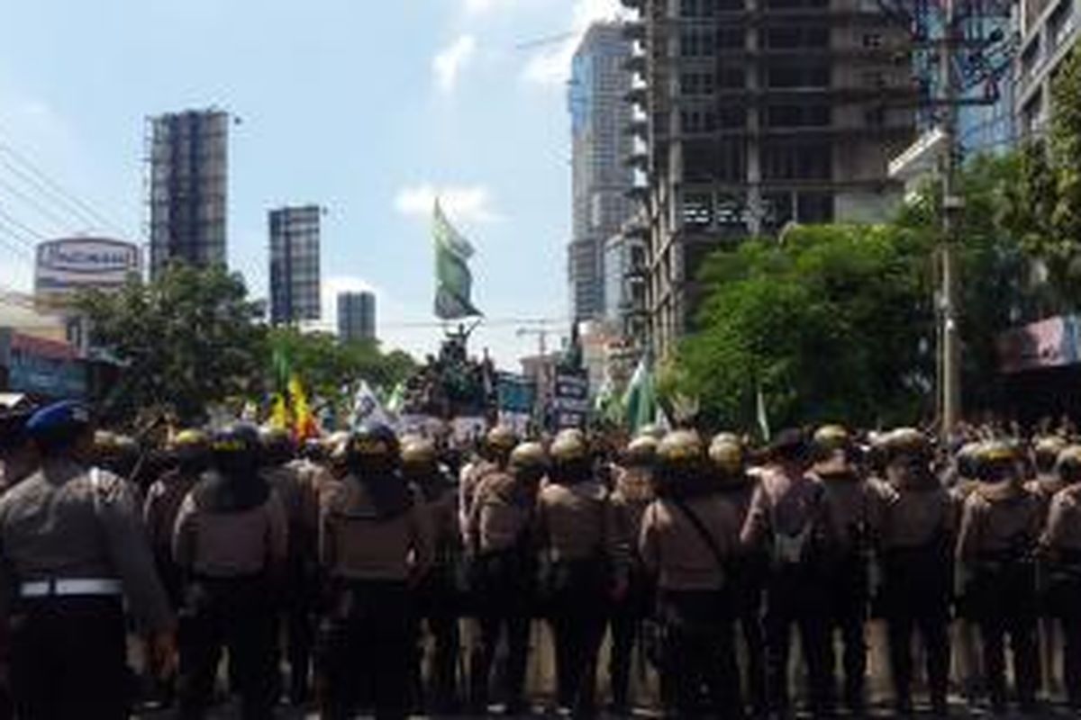 Bonek 1927 menggelar unjuk rasa di sekitar lokasi kongres PSSI, Sabtu (18/4/2015).