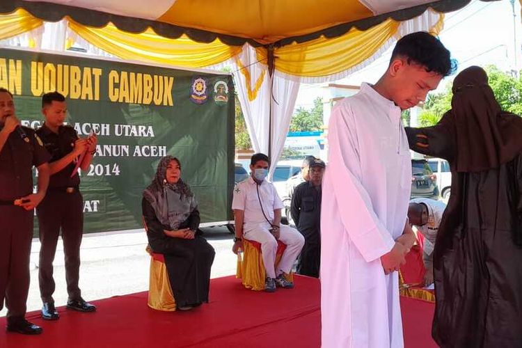Kejaksaan Negeri (Kejari) Aceh Utara, Provinsi Aceh, menggelar eksekusi hukuman cambuk untuk enam terpidana pelanggar Qanun Syariat Aceh. Eksekusi itu dilakukan di Halaman Kantor Kejari setempat, Selasa (20/6/2023).