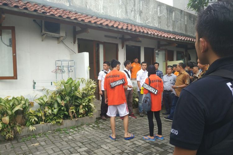 Polres Jakarta Selatan menggelar proses rekonstruksi kasus pembunuhan CIP, perempuan yang ditemukan tewas dalam lemari di kamar indekosnya, Jumat (23/11/2018).  Proses rekonstruksi digelar di Tempat Kejadian Perkara (TKP) di Mampang Prapatan VIII, Jakarta Selatan. 