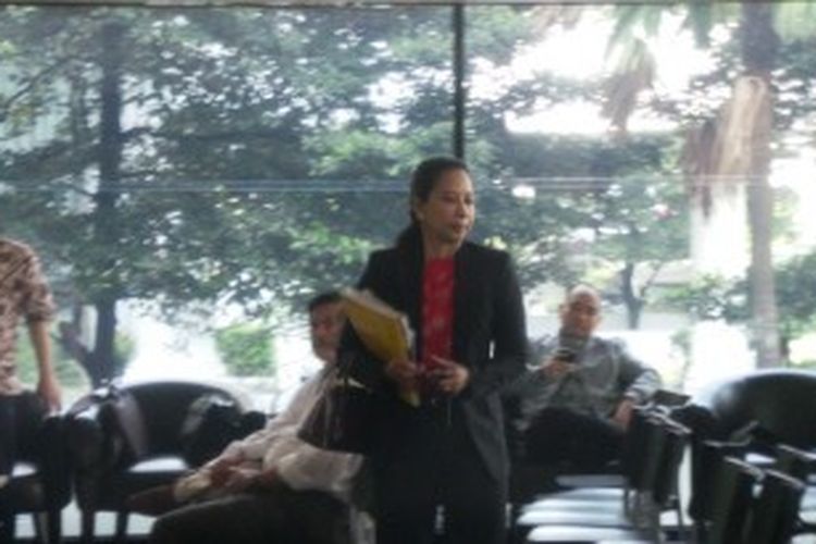 Mantan Menteri Perindustrian dan Perdagangan Rini Mariani Soewandi dimintai keterangan Komisi Pemberantasan Korupsi  terkait penyelidikan atas penerbitan surat keterangan lunas (SKL) beberapa obligor Bantuan Likuiditas Bank Indonesia (BLBI), Selasa (25/6/2013). 