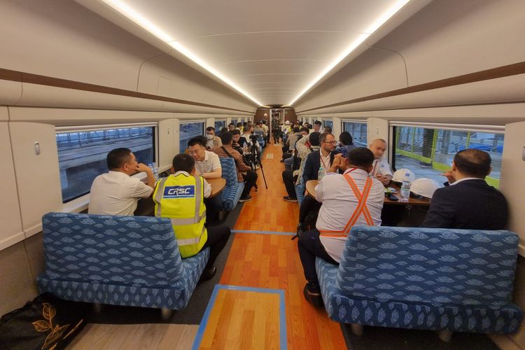 Kereta inspeksi KCJB memiliki pengaturan tempat duduk yang berbeda dengan kereta penumpang. Pengaturan tempat duduk kereta inspeksi lebih seperti kereta makan pada kereta api pada umumnya yang di tengah kursi terdapat meja.