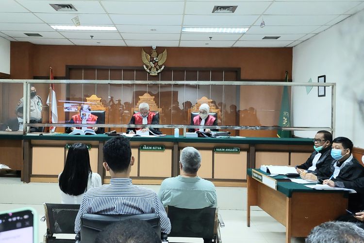 Sidang perkara pemalsuan akta otentik sejumlah aset milik keluarga aktris Nirina Zubir digelar di Pengadilan Negeri Jakarta Barat, Selasa (17/5/2022).