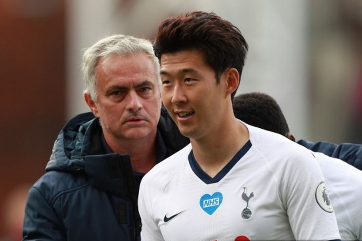 Pelatih Tottenham Hotspur, Jose Mourinho dan Son Heung-min.