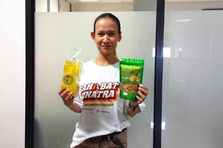 Murniati adalah Owner Ina Ini Aja Snacks, sebuah industri kecil yang bergerak di bidang makanan ringan asal Pemalang, Jawa Tengah.