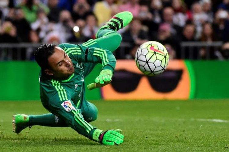 Keylor Navas menggagalkan penalti Kevin Gameiro saat Real Madrid menang 4-0 atas Sevilla pada lanjutan La Liga di Stadion Santiago Bernabeu, Minggu (20/3/2016).