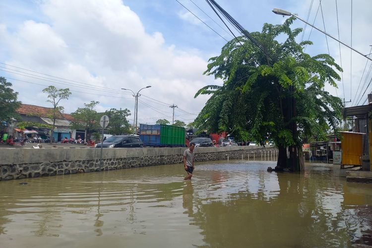 Kondisi banjir di kawasan Jalan Kaligawe Raya, Kecamatan Gayansari, Kota Semarang kian surut, Minggu (17/3/2024).