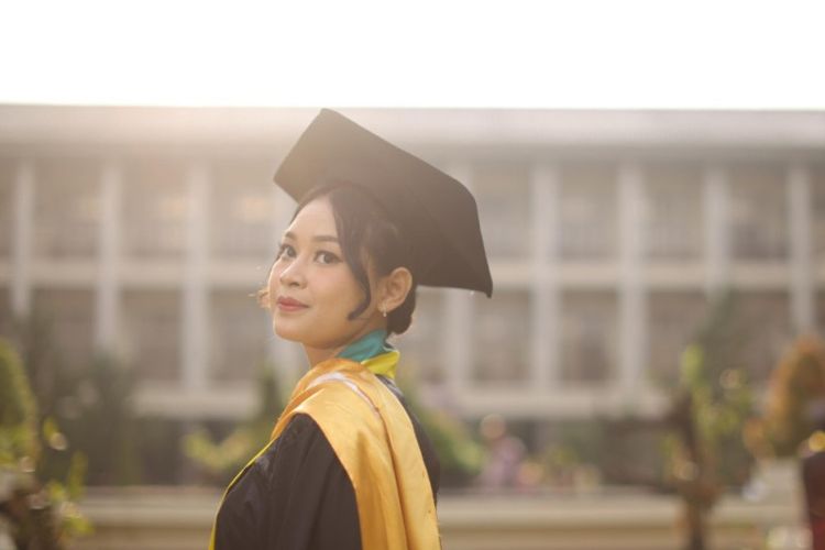 Mahasiswa Amanda Eka Lupita lulus S2 dalam usia 22 tahun 6 bulan, Magister termuda UGM yang mengikuti wisuda pada Selasa (21/10/2025).
