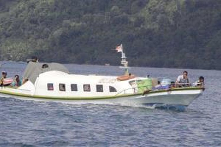 Transportasi laut yang digunakan warga dari Banda Neira menuju Desa Lonthor di Pulau Banda Besar, Maluku. 