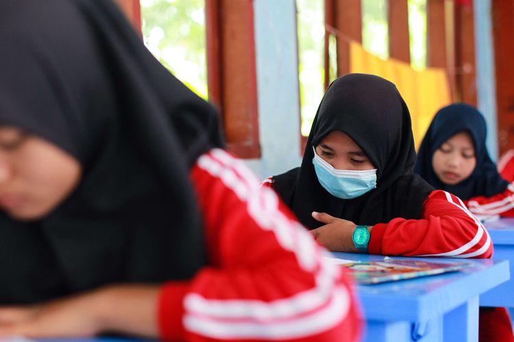 Siswa-siswi SPM Negeri 1 Tebing Tinggi Timur, Sungai Tohor, Kepulauan Meranti, Riau mengikuti sekolah tatap muka Sabtu (13/2/2021). Sejak Januari sekolah ini sudah menerapkan pembelajaran tatap muka dengan sistem shift. Di Sungai Tohor, hingga saat ini belum ditemukan kasus positif Covid-19.