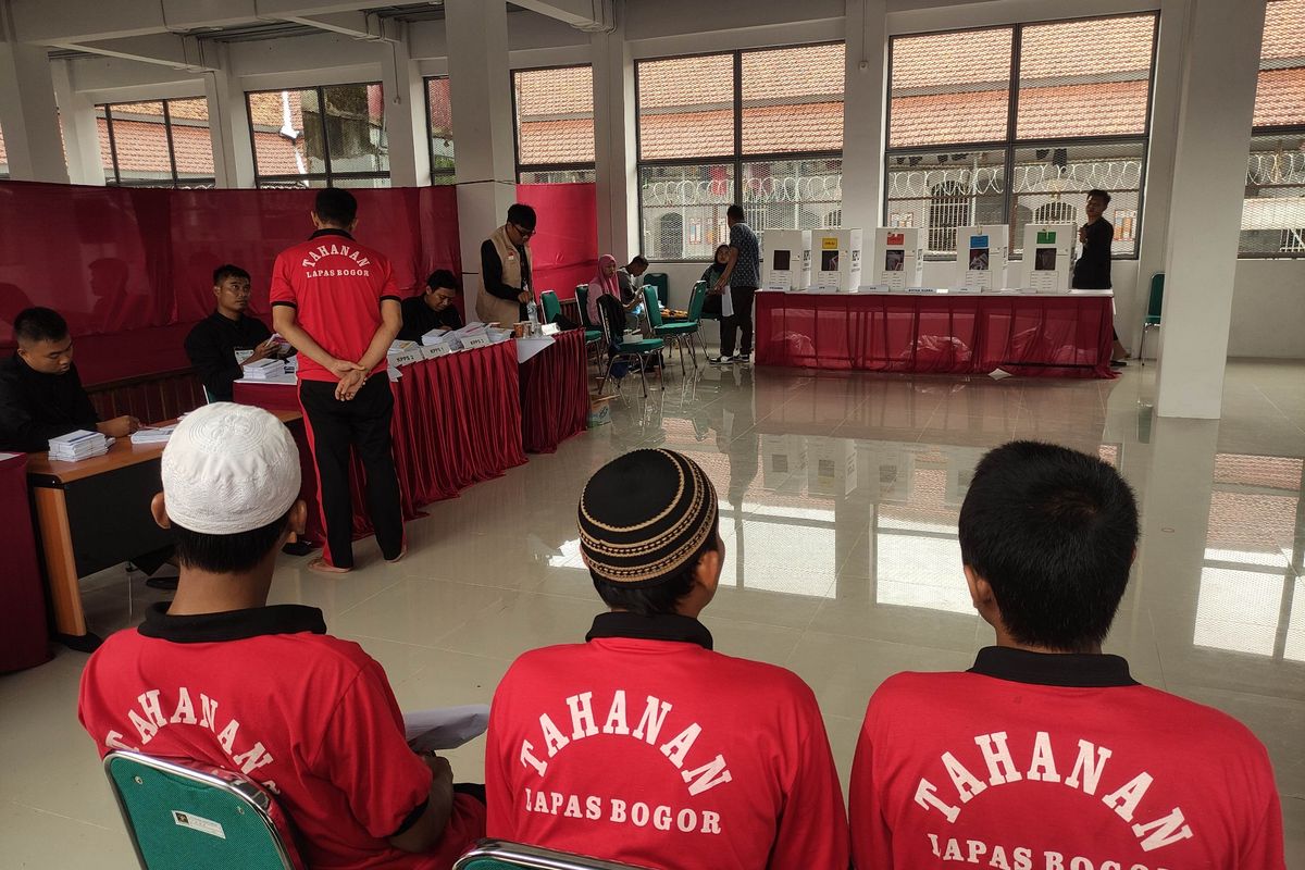Sejumlah warga binaan di Lapas Paledang Bogor sedang melakukan pencoblosan, Rabu (14/2/2024).