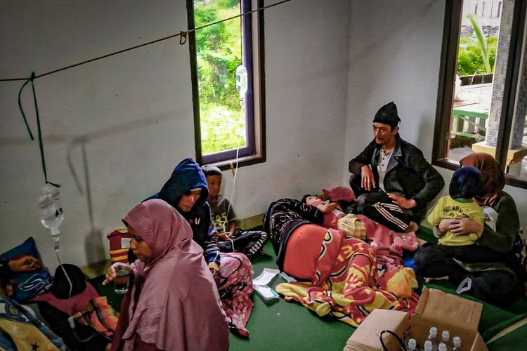 Puluhan warga dirawat usai keracunan makanan di Desa Cilangari, Kecamatan Gununghalu, Kabupaten Bandung Barat, Minggu (12/2/2023).