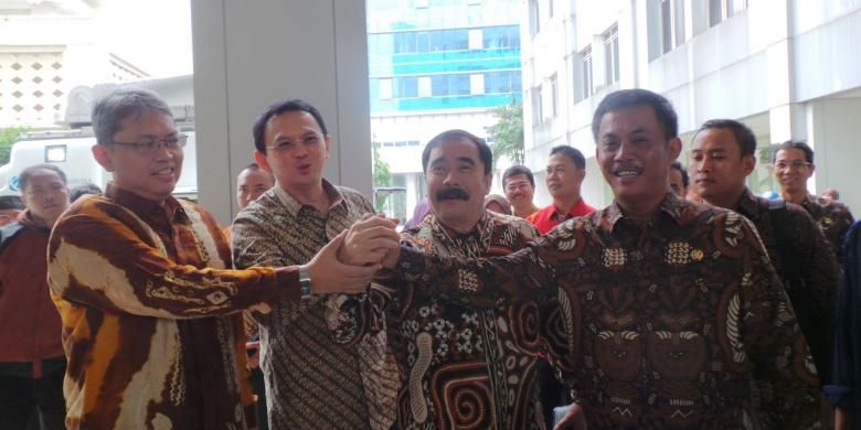 (Dari kiri ke kanan) Wakil Ketua DPRD DKI Jakarta Triwisaksana, Gubernur Basuki Tjahaja Purnama, Direktur Jenderal Keuangan Daerah Kemendagri Reydonnyzar Moenek, dan Ketua DPRD Prasetio Edi Marsudi melakukan salam komando sebelum memasuki Gedung Blok F Kemendagri untuk rapat menyamakan persepsi tentang APBD 2015, Kamis (2/4/2015).