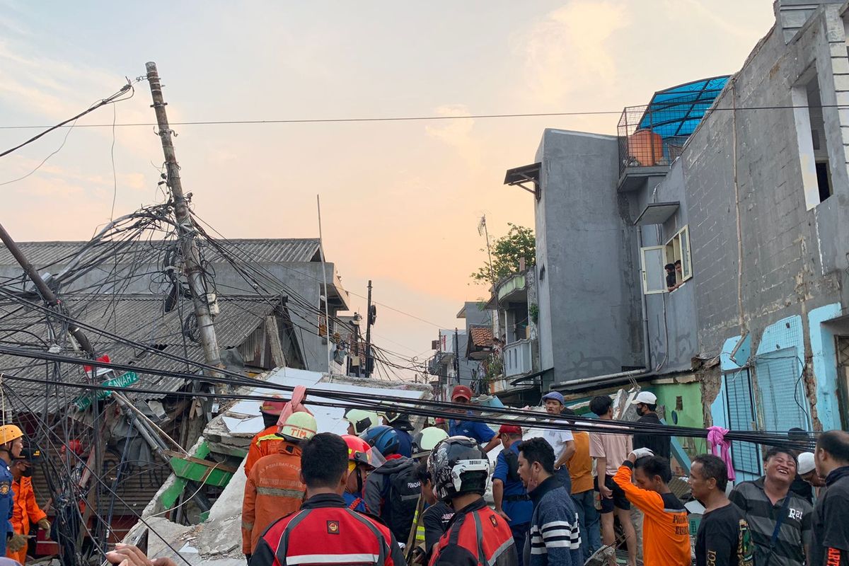 Bangunan semipermanen di Jalan Rawa Sawah 2, Galur, Johar Baru, ambruk pada Kamis (28/7/2022).