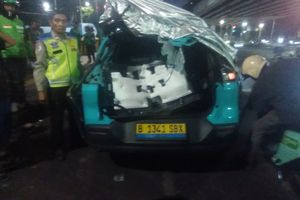 Kereta Tabrak Taksi Green SM di Stasiun Karet Jakpus