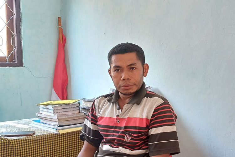 Guru Bahasa Inggris di Sekolah Menengah Pertama (SMP) Negeri Wini, Frederikus Tnepu Bana (34).