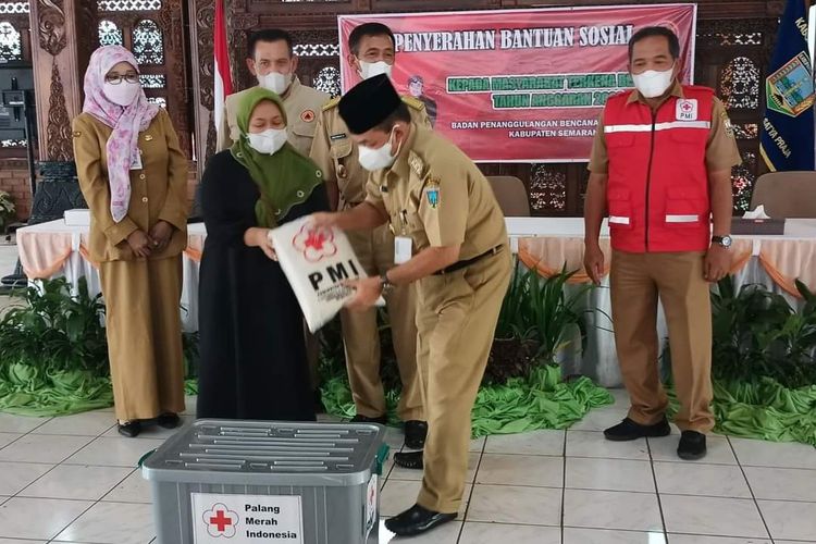 Bupati Semarang Ngesti Nugraha menyerahkan bantuan untuk korban bencana alam