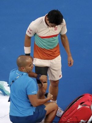 Petenis Jepang, Kei Nishikori, menerima perawatan medis saat bertanding melawan Novak Djokovic (Serbia) pada laga perempat final Australian Open 2019, Rabu (23/1/2019).