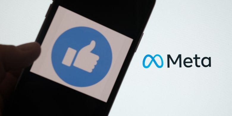 Ilustrasi logo Meta, nama baru perusahaan induk Facebook. Foto diambil pada 28 Oktober 2021 di Los Angeles, Amerika Serikat, menampilkan seseorang mengakses Facebook dengan ponsel pintar di depan layar komputer yang memperlihatkan logo Meta.