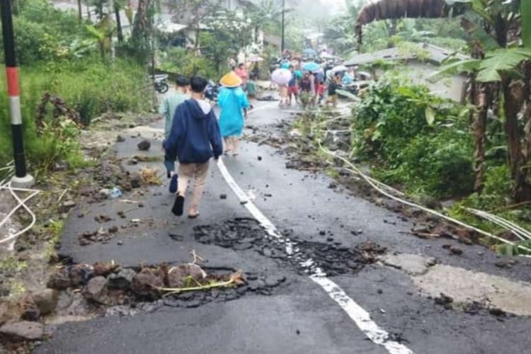 Banjir bandang merusak jalan menuju tempat wisata Curug Cipendok, tapatnya di Desa Karangtengah, Kecamatan Cilongok, Kabupaten Banyumas, Jawa Tengah, Kamis (22/9/2022) sore.